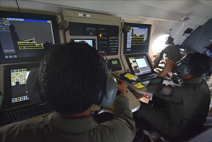 AirAsia chief defends pilots over 'unusual actions'