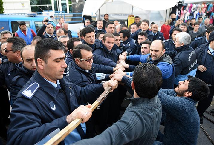 Zabıta ile pazarcılar arasında arbede yaşandı