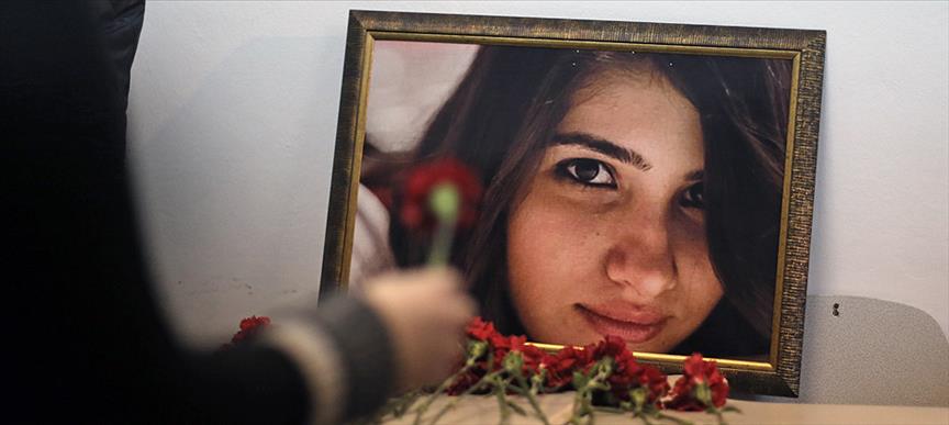 Özgecan son ders gördüğü sınıfta karanfillerle anıldı