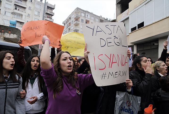 Polis megafonundan Özgecan için slogan