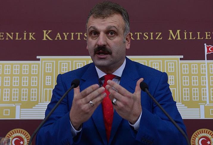 Musa Çam'ın ayağı takıldı yere düştü