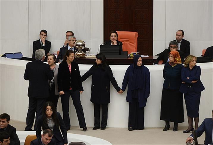 AK Parti'li kadın vekiller divan önünde el ele tutuştular