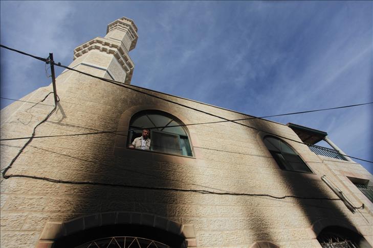 Jewish settlers torch mosque in W. Bank