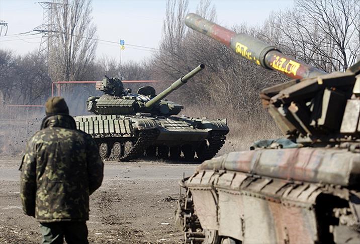 Ukrayna ordusu ağır silahlarını geri çekmeye başladı