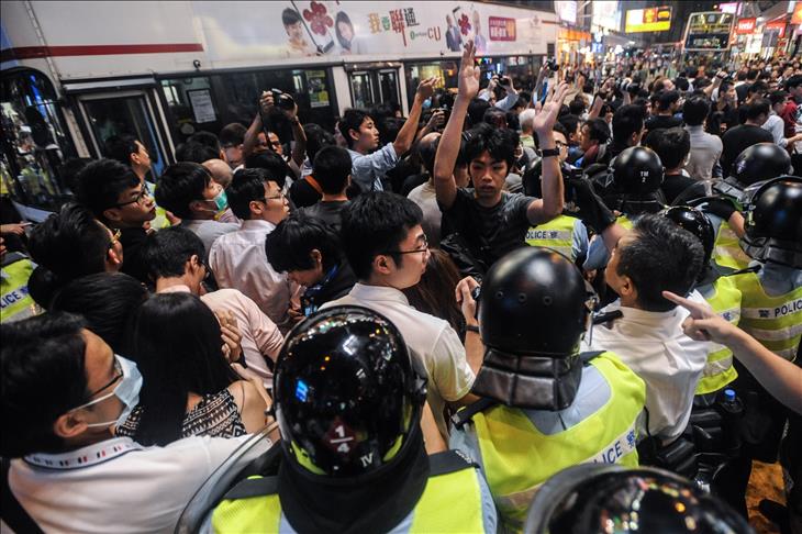 Fighting at Hong Kong protest over mainlander shoppers