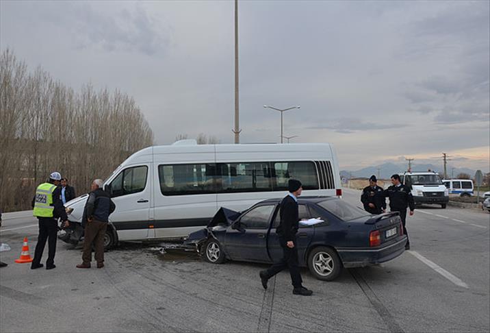 Karaman'daki trafik kazasında 14 kişi yaralandı