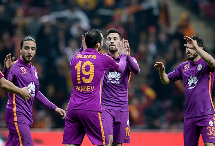 Galatasaray Manisaspor'u farklı yendi