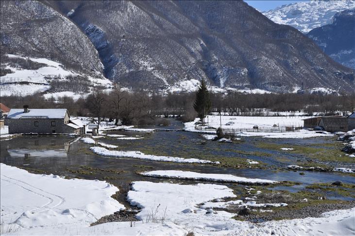 U Crnoj Gori na snazi crveni meteoalarm, na Žabljaku napadalo metar snijega