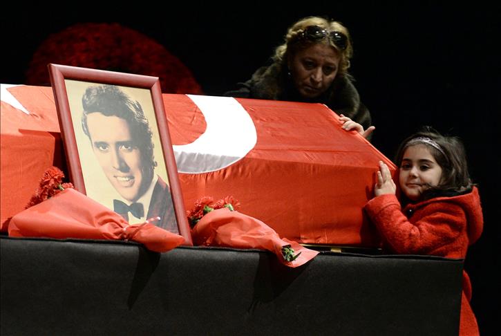 'Turkish Elvis' buried in Istanbul