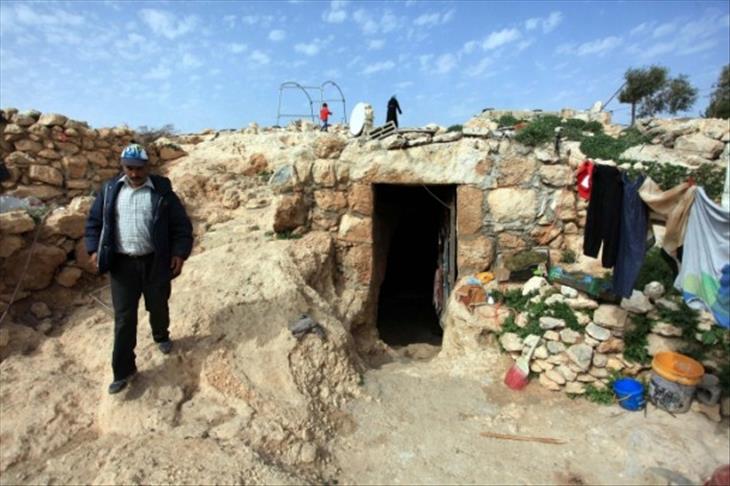 Displaced by Israel, Palestinians settle in caves