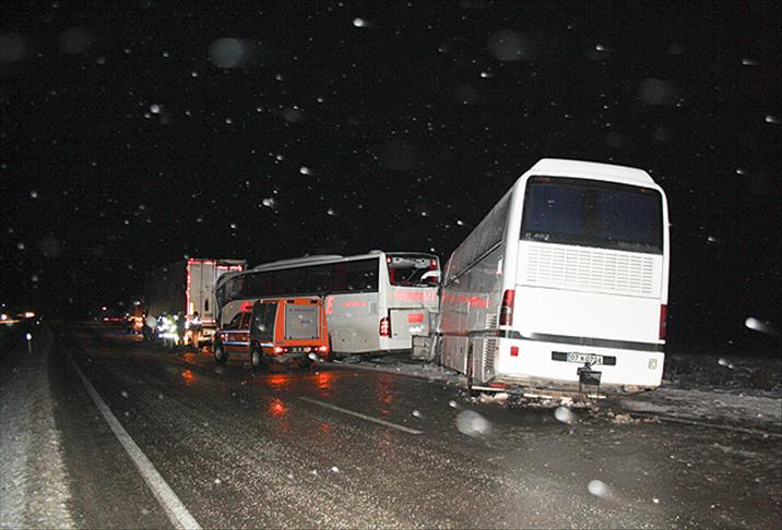 Afyonkarahisar'da zincirleme trafik kazası: 1 ölü, 15 yaralı
