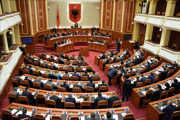 Albanski parlament ukinuo imunitet zastupnicima Doshiju i Frroku