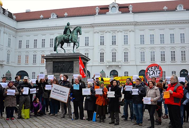 Hollandalı aşırı sağcı lider Viyana'da protesto edildi