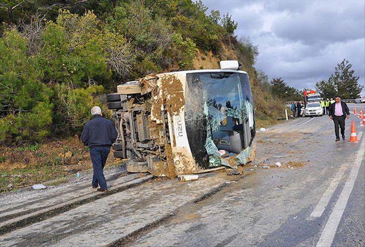 Antalya'da tur otobüsü devrildi: 1 ölü, 19 yaralı