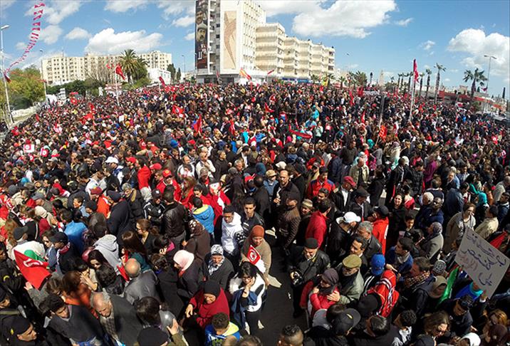 Tunus teröre karşı yürüyor