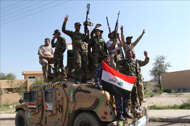 Cinq mille policiers irakiens exhibent le plus grand drapeau au monde