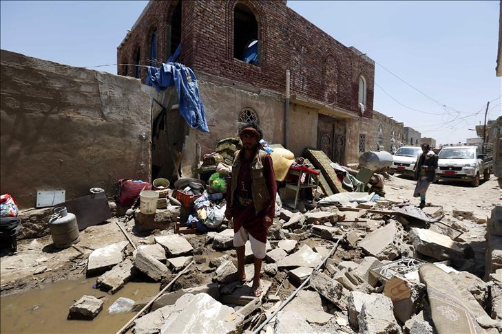 Saudi coalition bombs Houthi sites near Yemen border