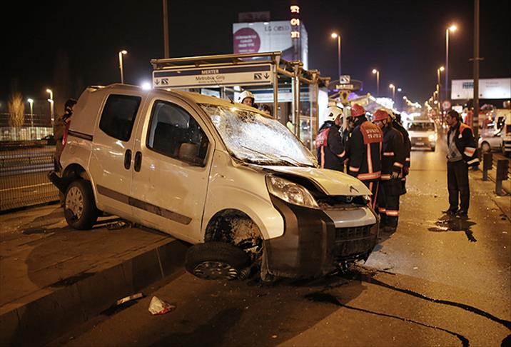 Metrobüs yolunda trafik kazası: 4 yaralı