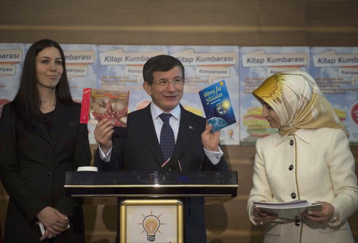Davutoğlu'ndan Kitap Kumbarası'na destek