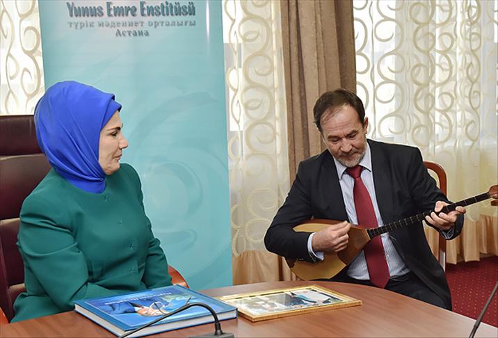 Emine Erdoğan bestecisinden "Dombra"yı dinledi