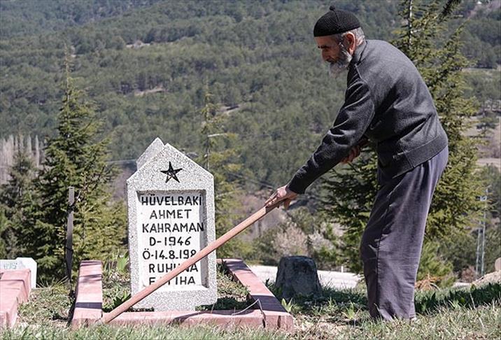 Köy mezarlığının 45 yıllık gönüllü hizmetkarı