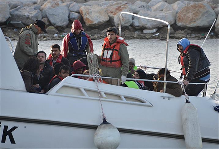 Ege Denizi'nde adaya sığınan kaçaklar kurtarıldı