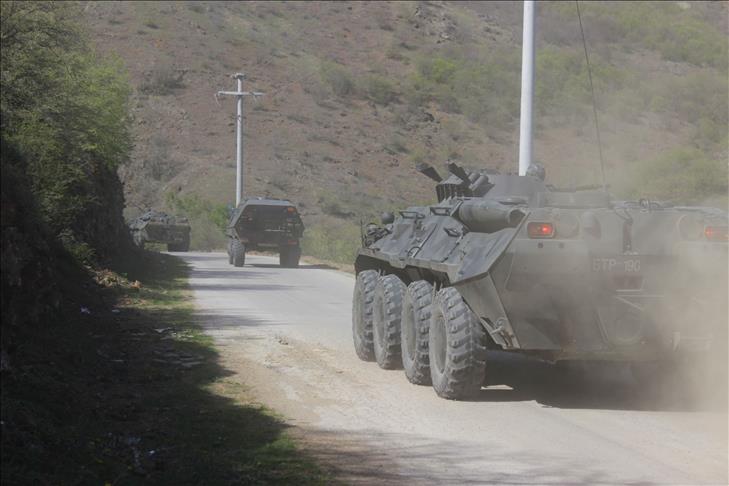 Oklopna vozila makedonske vojske na mjestu napada na policijsku stanicu