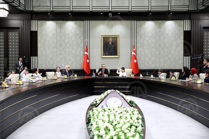Une petite fille s’assoit sur le siège d’Erdogan