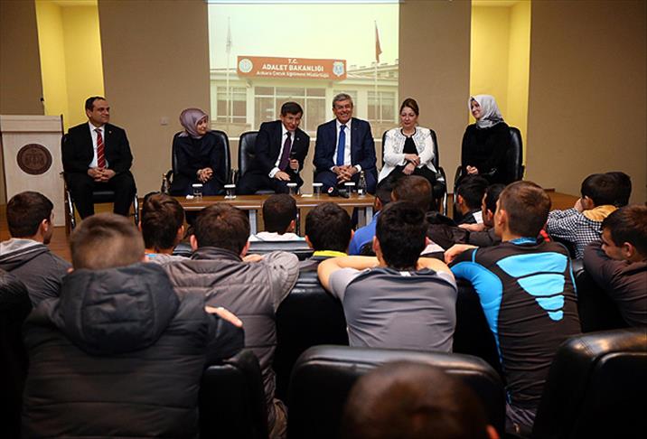 Başbakan Davutoğlu'ndan çocuk hükümlülere ziyaret