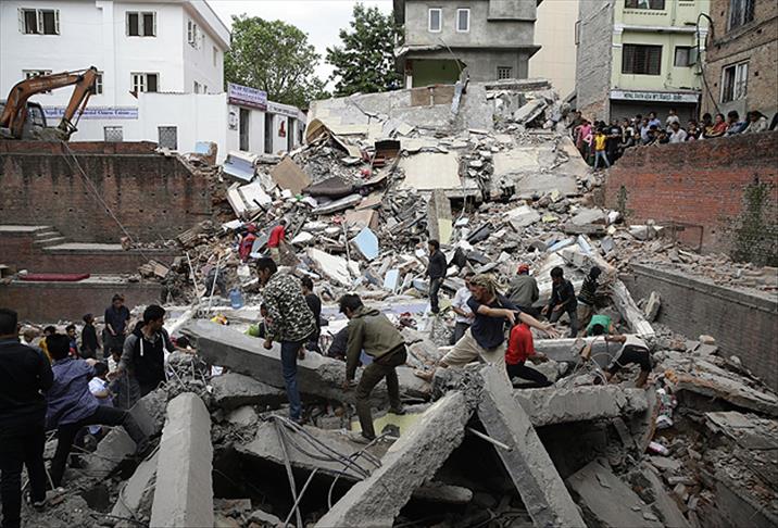 Nepal'de ölü sayısı bin 900'ü geçti