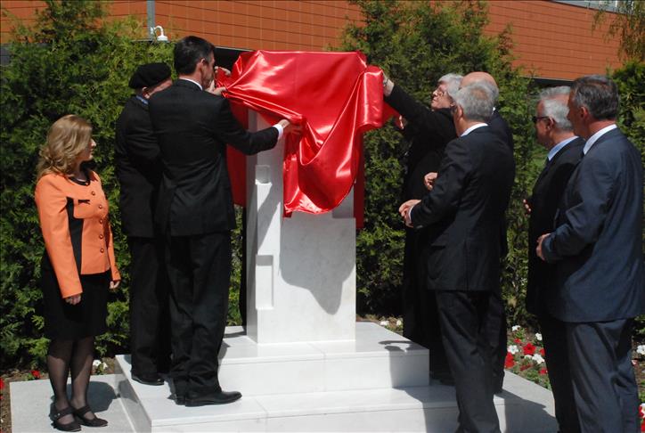 Ispred Skupštine Kosova otkriven spomenik nestalim licima u ratu na Kosovu