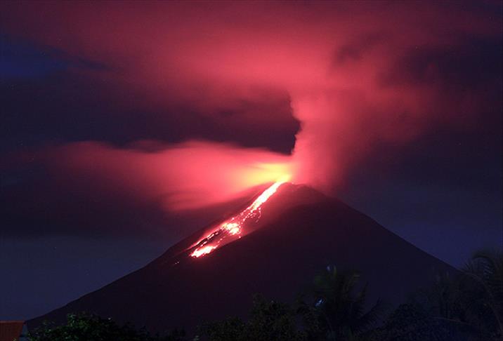 Şili'de Calbuco Yanardağı faaliyette