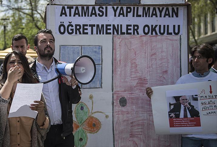 Atanamayan öğretmenlerden protesto