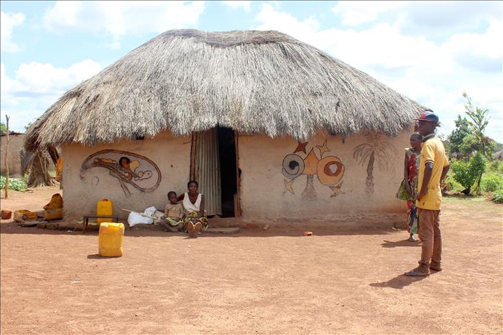 Dans un village de la RDC, les murs des maisons servent de garde-mémoire