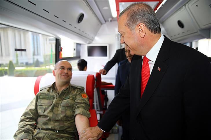 Cumhurbaşkanı Erdoğan'dan kan bağışı çadırına ziyaret