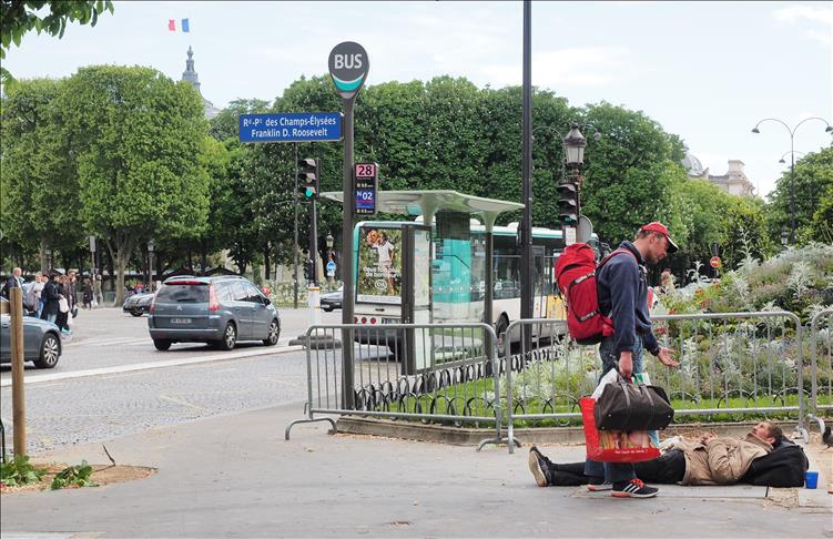 De grandes marques de la mode pastichées défendent la cause des SDF