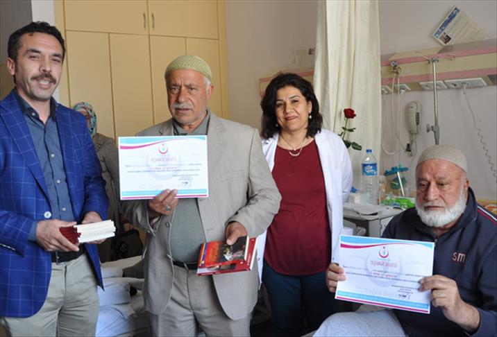 Hasta ziyaretine çiçek yerine kitap getiriyorlar