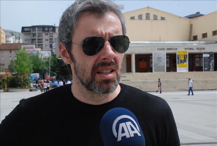 Uliks Fehmiu plotëson ëndrrën e babait, luan shqip në Prishtinë