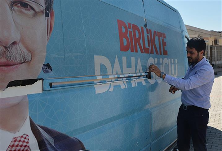 Yasin Aktay'ın seçim minibüsüne taşlı saldırı