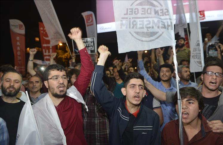 Hundreds protest in Istanbul against Morsi death penalty