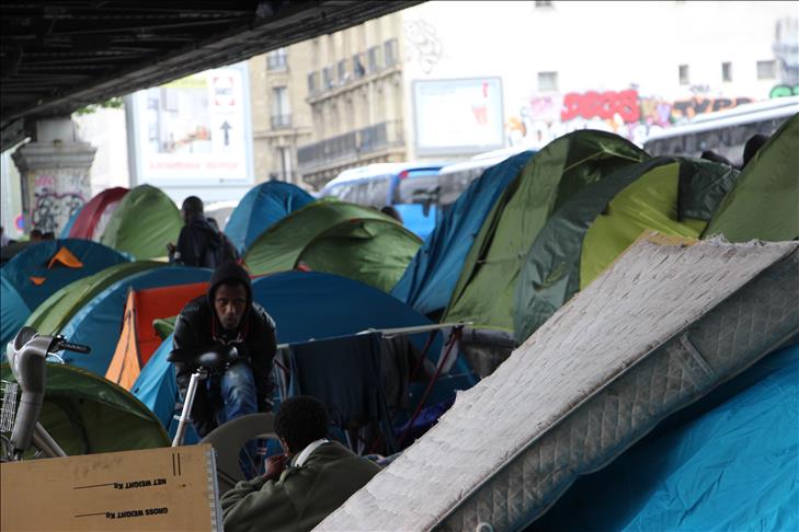 Un camp de migrants installé en plein milieu de la ville paralysée Paris