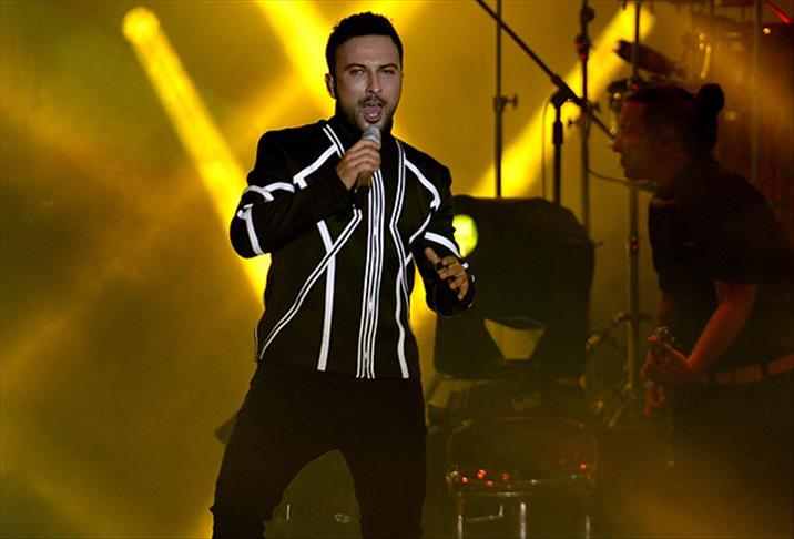Tarkan "Gençlik Festivali"nde konser verdi