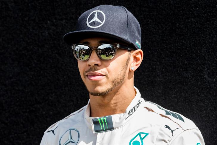 Formula 1: Hamilton renews with Mercedes