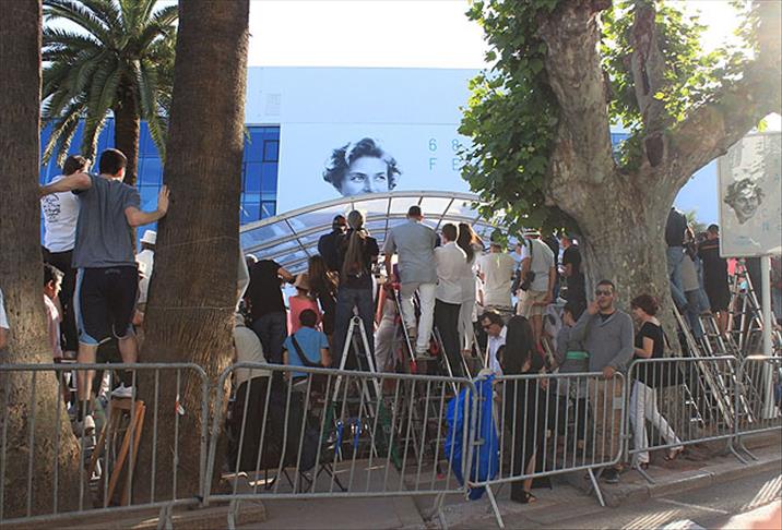 Cannes'da "tabure çetesi" izdihamı