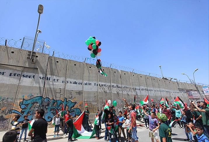 Palestinci puštanjem balona u zrak protestirali protiv izraelskih zidova razdvajanja