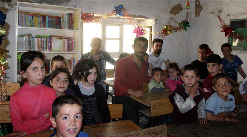 Ji bo zarokên li gund ser pişta xwe kîtêb birin