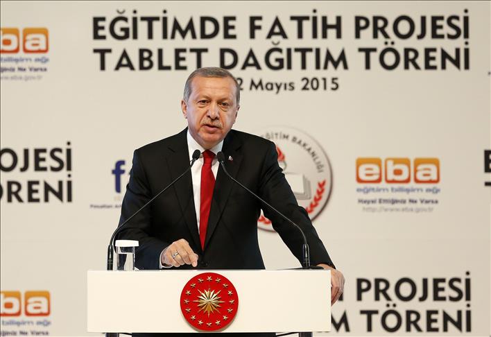 Turkey: Erdogan gives 700,000 free tablets to students