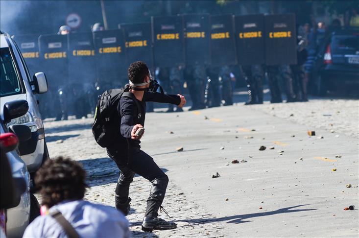 Clashes erupt as Brazil police retake huge squatter site