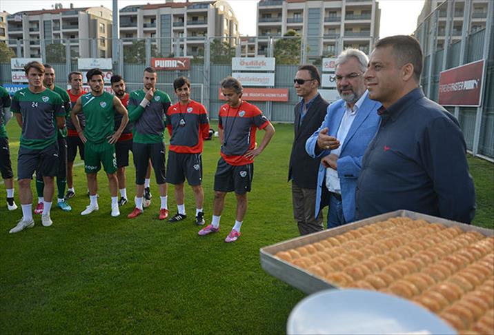 Başbakan Davutoğlu'ndan Bursaspor'a baklava jesti