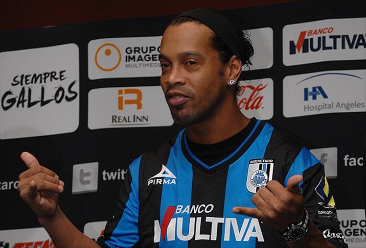 Ronaldinho stadı terk etti